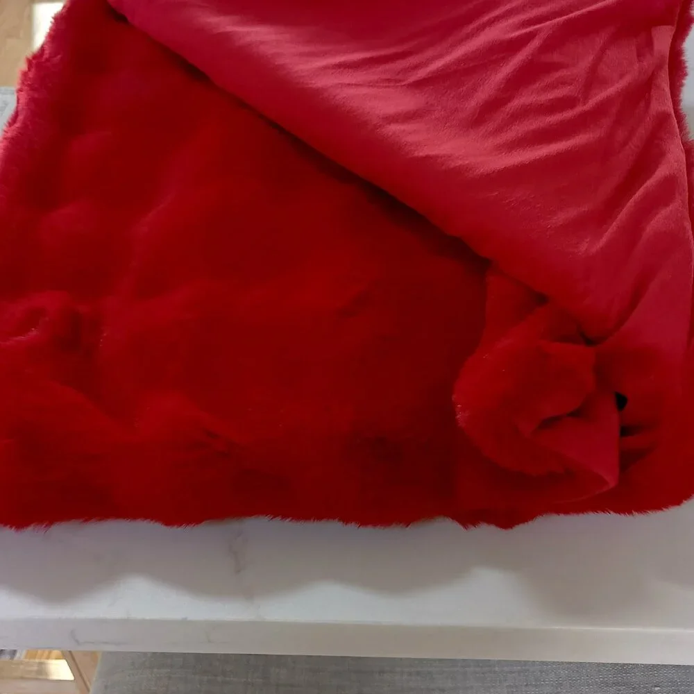 NEW! EXQUISITE CHERRY RED FAUX FUR THROW BLANKET